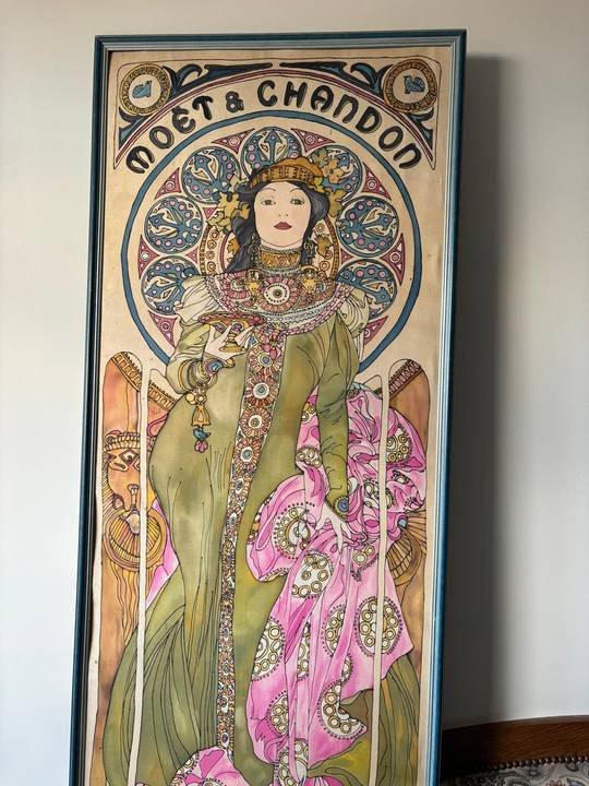 Affiche Art nouveau encadrée représentant une femme en robe fleurie