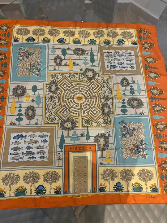 Carré de soie à motif de jardin et labyrinthe sur fond orange