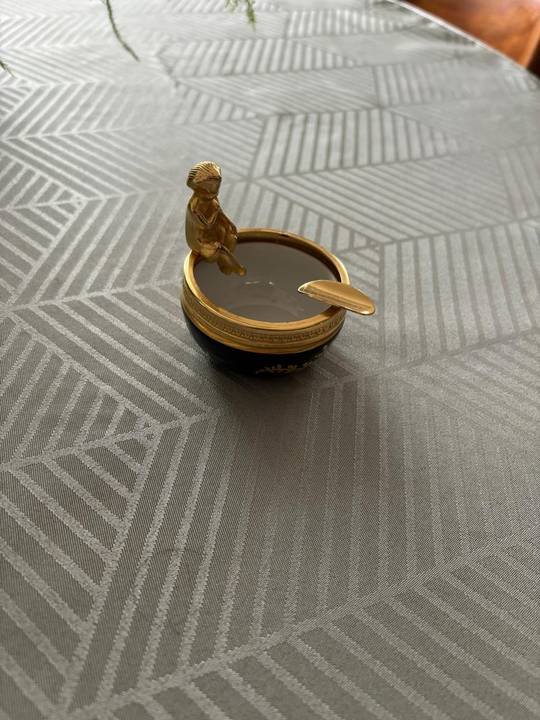 Cendrier ancien surmonté d'une petite figurine en bronze doré
