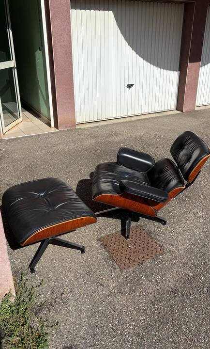 Fauteuil lounge en cuir noir et bois avec son repose-pieds