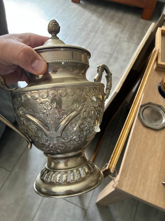 Pot couvert à anses en métal repoussé