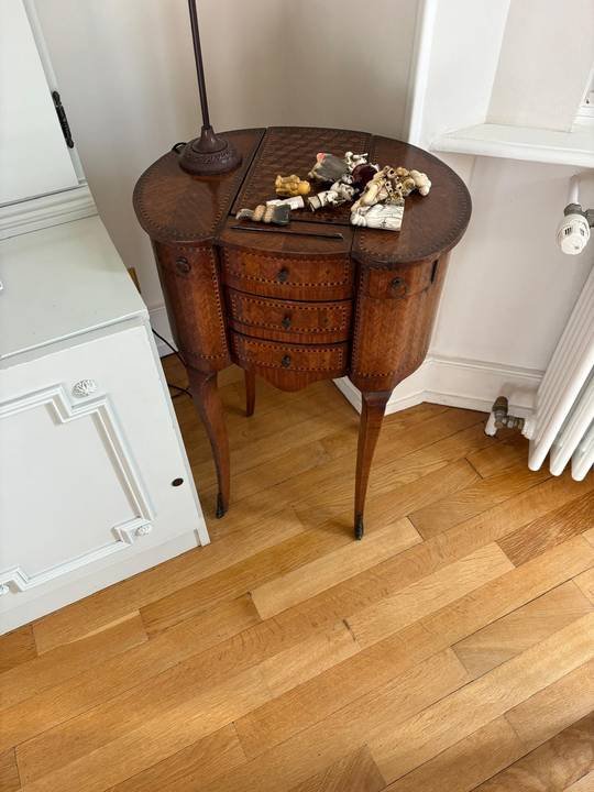 Petite table rognon à trois tiroirs en placage de bois
